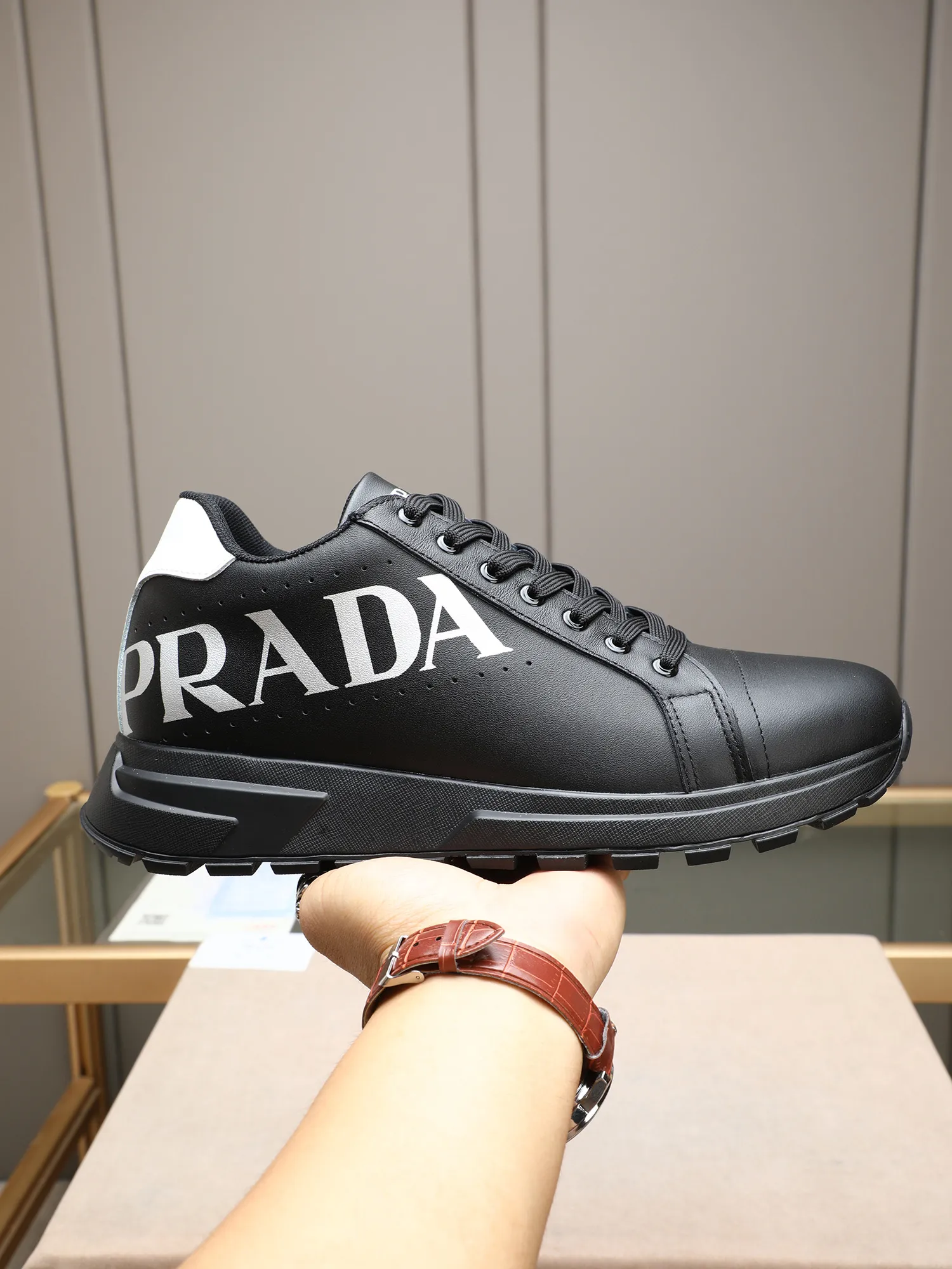 Men's shoes 💰460 PRADA's new model is on the market, the picture above is a must-sell! Fashionable casual men's shoes, trendy and versatile, relaxed and sporty style, imported cowhide leather uppers 3D printed and ultra-fine workmanship. Light and comfortable on the feet, available in 5 colors! 38-44(45 customized)